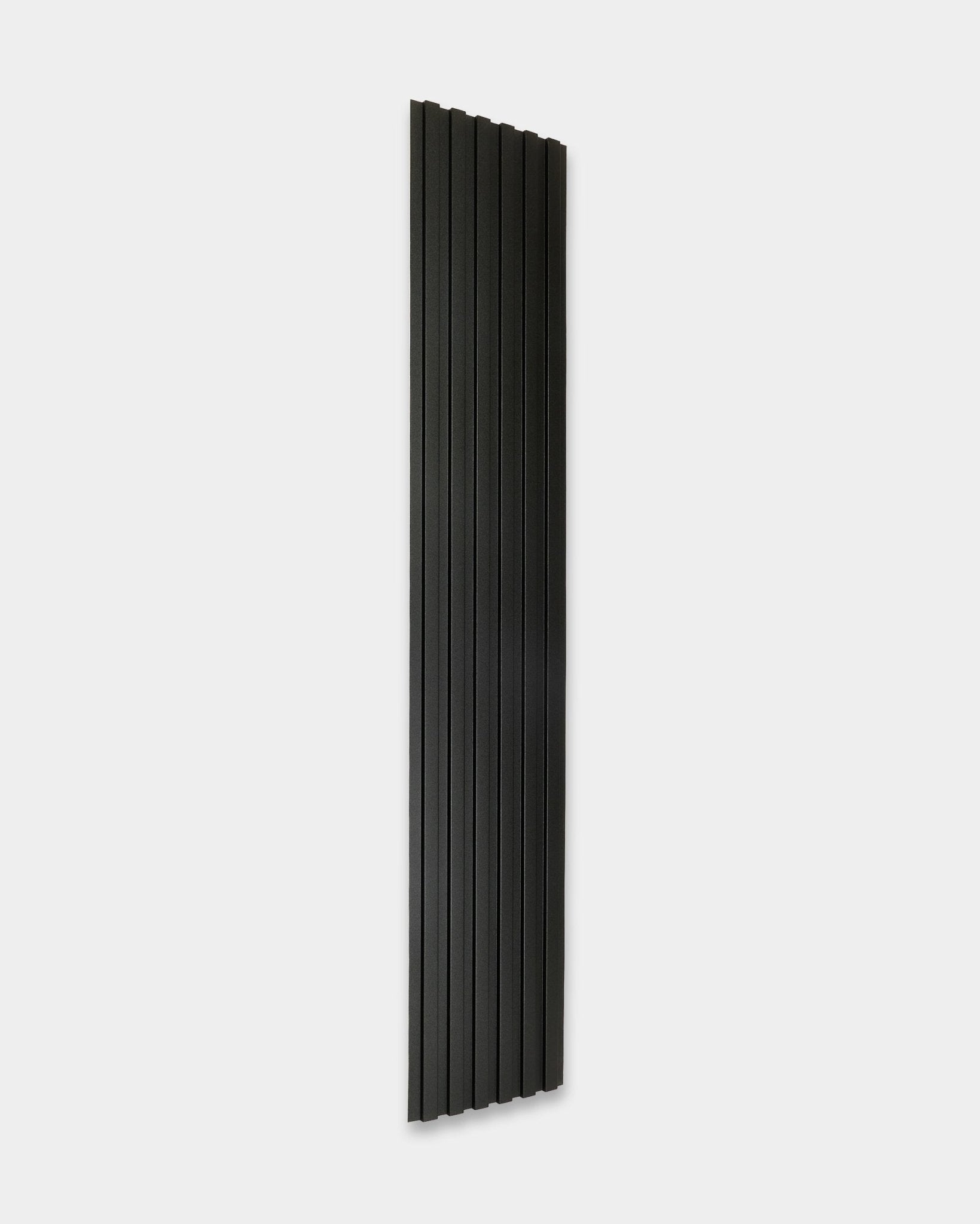 WoodUpp Aluwood utendørs fasadepanel, 240 x 45,1 cm, høyt og smalt med vertical black riller, vist mot en enkel hvit bakgrunn.
